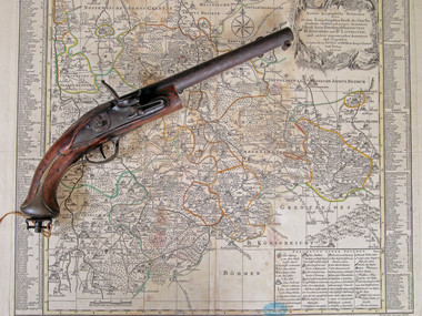 Räuberpistole auf Landkarte
